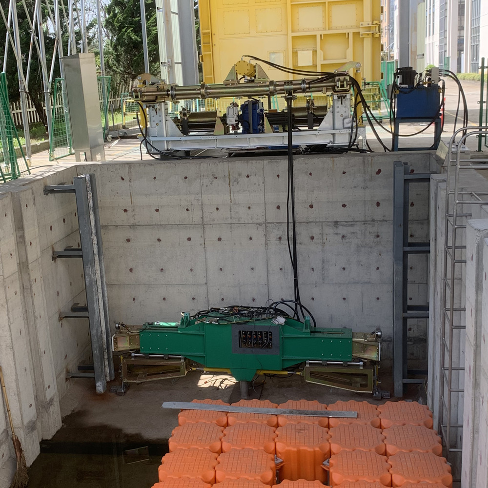 Μηχάνημα καθαρισμού και επιθεώρησης πύλης νερού σε εργοστάσιο παραγωγής ενέργειας